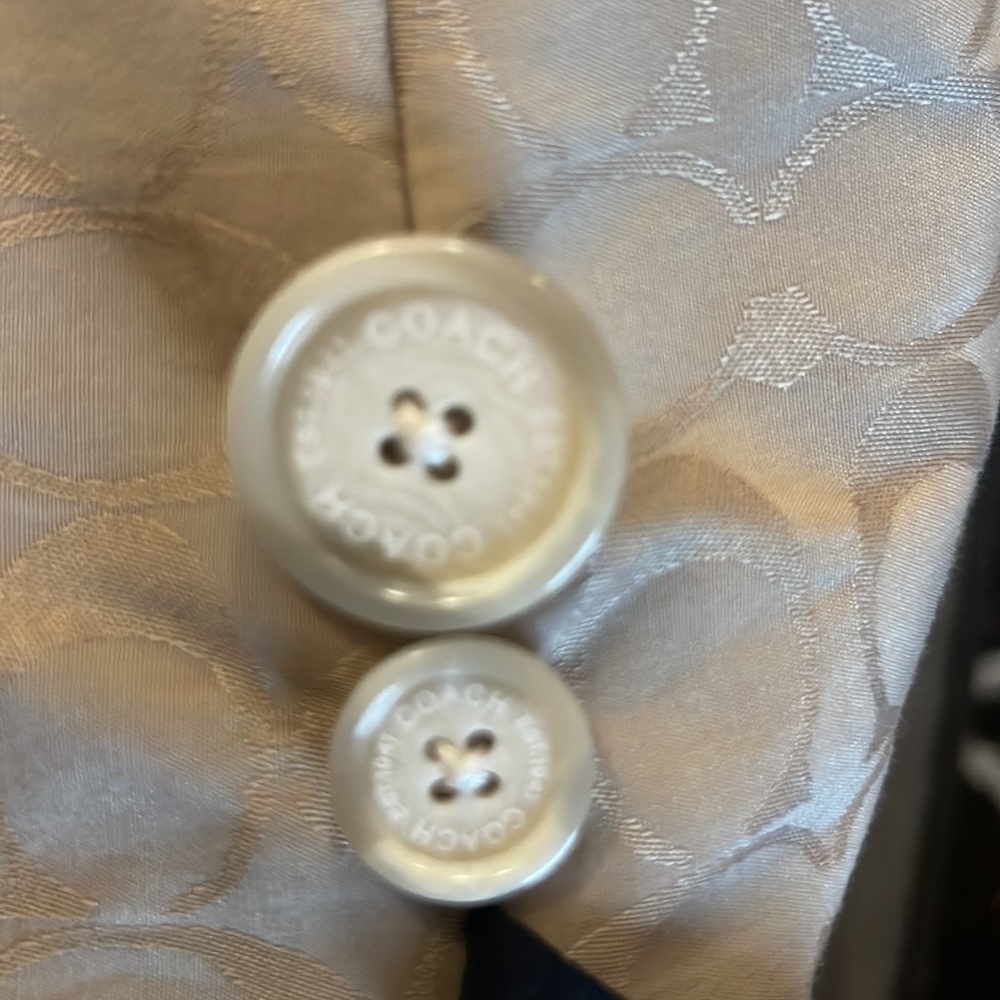 Coach trench coat size large… excellent condition with no holes tears or fading - Picture 4 of 7